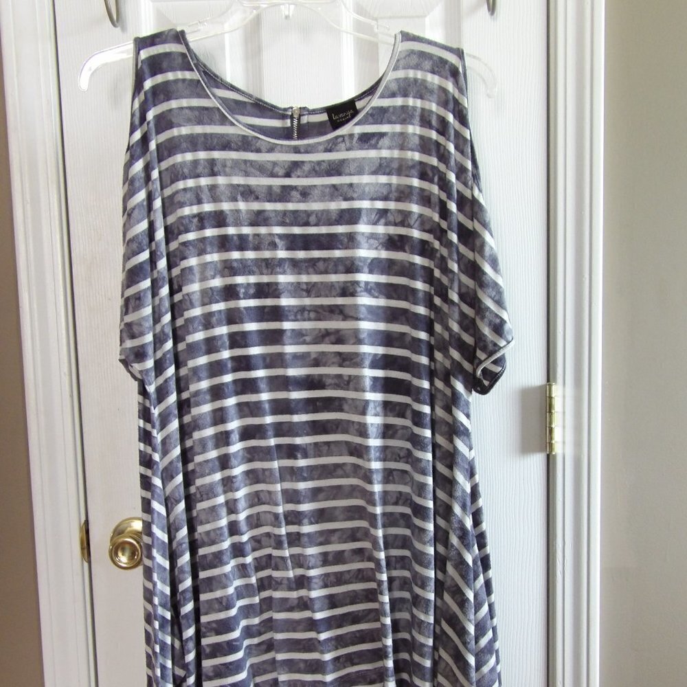 La vanya Woman Cold Shoulder Short Sleeve Top